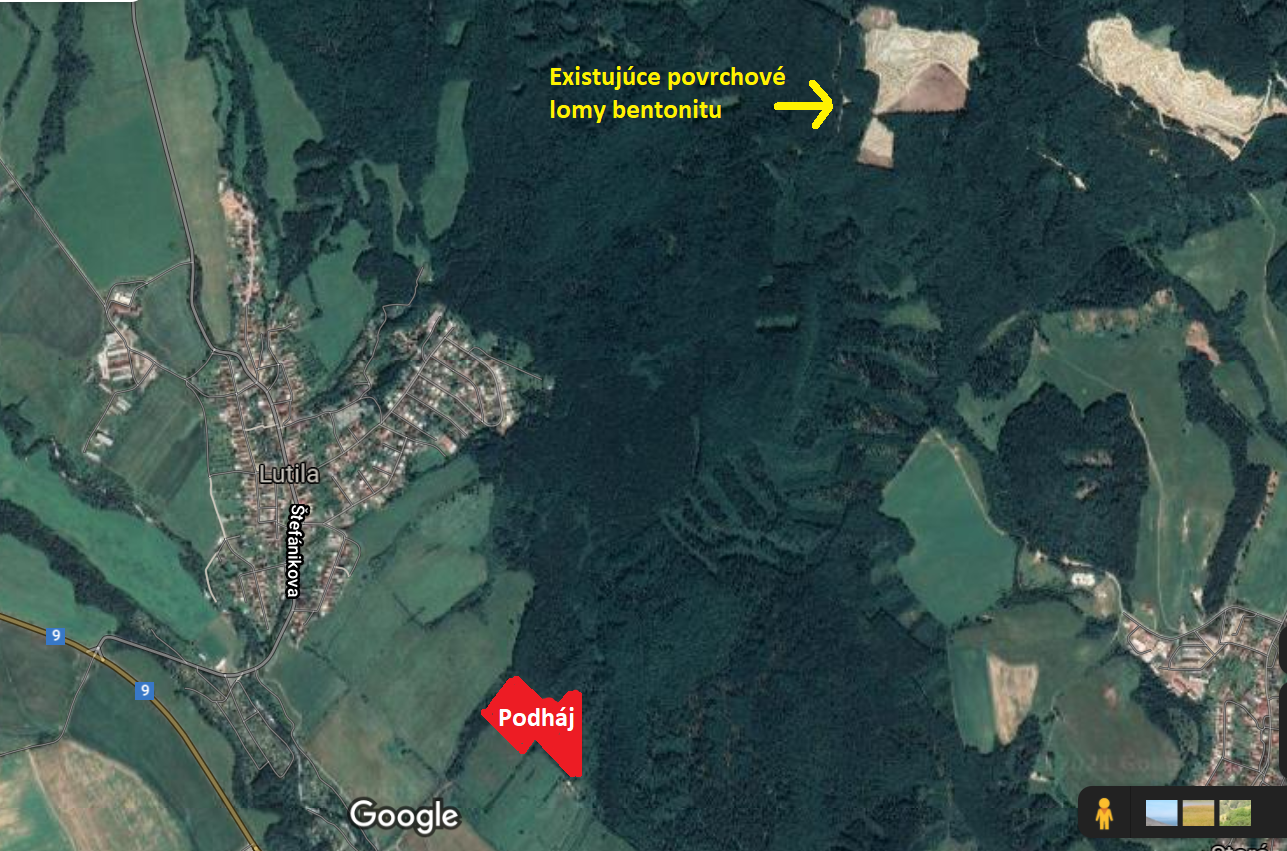 Obrázok 6: Lokalita Podháj (vyznačená červenou) a existujúce lomy na bentonit (biele plochy v lese označené žltou šipkou). Zdroj podkladovej mapy www.google.com/maps