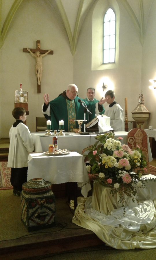 Foto: páter Peter Baptista, OFM (Ing. Ján Pružina) , Ing. Mgr. Michal Slašťan - lutilský farár, miništranti.